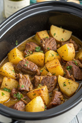 Закуски из говядины с чесночным маслом и картофелем, приготовленные в мультиварке. Генеративный искусственный интеллект - RomanZ