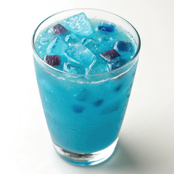 Освежающий сок Blue Hawaii, подается в стакане со льдом. Генеративный искусственный интеллект - RomanZ