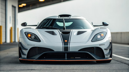Автомобиль Koenigsegg One припаркован на улице в современном окружении. Генеративный искусственный интеллект - RomanZ