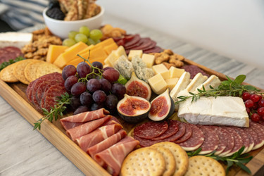 Изысканная мясная и сырная тарелка с разнообразными деликатесами. Генеративный искусственный интеллект - RomanZ