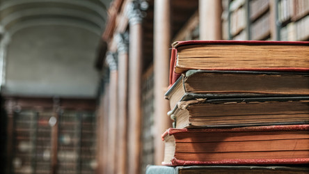 Коллекция старых книг в исторической библиотеке. Генеративный искусственный интеллект - RomanZ