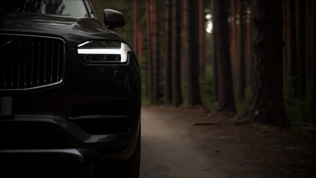 Автомобиль Volvo на Форест-роуд в сумерках. Генеративный искусственный интеллект - RomanZ