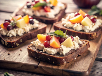 Вкусные вегетарианские ржаные сэндвичи с большим количеством свежих фруктов. Генеративный искусственный интеллект - RomanZ