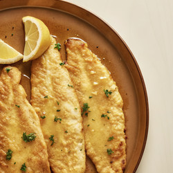 Вкуснейшее жареное рыбное филе с лимоном и травами на тарелке. Генеративный искусственный интеллект - RomanZ