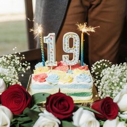 Отпразднуйте радостное 19-летие тортом и цветами. Генеративный ИИ - RomanZ