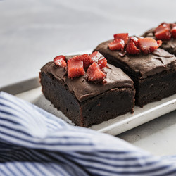 Вкусные клубничные брауни на подносе. Генеративный искусственный интеллект - RomanZ