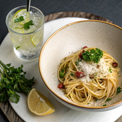 Роскошные спагетти Aglio E Olio подаются со свежим гарниром. Генеративный ИИ - RomanZ