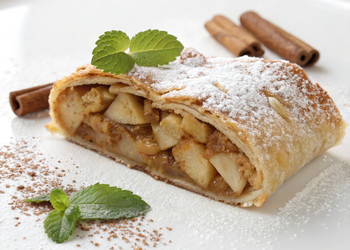 Вкусный яблочный штрудель, подаваемый с мятой и корицей. Генеративный искусственный интеллект - RomanZ