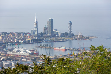 Вид на город Батуми и Черное море с горы Самеба, Грузия - gumbao
