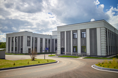 МОСКВСКАЯ ОБЛАСТЬ, РОССИЯ - 4 июня 2022 г.: Вид на новый медицинский комплекс «Истринская городская больница и поликлиника» с современной архитектурой - Irrin0215