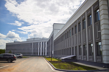 МОСКВСКАЯ ОБЛАСТЬ, РОССИЯ - 4 июня 2022 г.: Вид на новый медицинский комплекс «Истринская городская больница и поликлиника» с современной архитектурой - Irrin0215