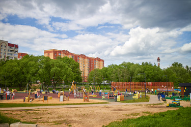 ИСТРА, МОСКВСКАЯ ОБЛАСТЬ, РОССИЯ - 4 июня 2022 г.: Вид на современный общественный парк с детской площадкой и прогулочной дорожкой в городе Истра - Irrin0215