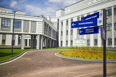 МОСКВСКАЯ ОБЛАСТЬ, РОССИЯ - 4 июня 2022 г.: Вид на новый медицинский комплекс «Истринская городская больница и поликлиника» с современной архитектурой - Irrin0215
