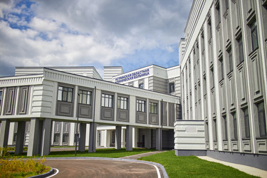 МОСКВСКАЯ ОБЛАСТЬ, РОССИЯ - 4 июня 2022 г.: Вид на новый медицинский комплекс «Истринская городская больница и поликлиника» с современной архитектурой - Irrin0215