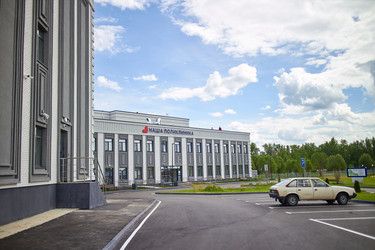 МОСКВСКАЯ ОБЛАСТЬ, РОССИЯ - 4 июня 2022 г.: Вид на новый медицинский комплекс «Истринская городская больница и поликлиника» с современной архитектурой - Irrin0215