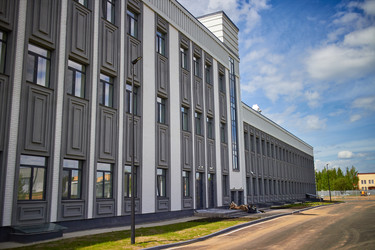 МОСКВСКАЯ ОБЛАСТЬ, РОССИЯ - 4 июня 2022 г.: Вид на новый медицинский комплекс «Истринская городская больница и поликлиника» с современной архитектурой - Irrin0215