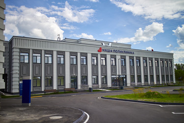 МОСКВСКАЯ ОБЛАСТЬ, РОССИЯ - 4 июня 2022 г.: Вид на новый медицинский комплекс «Истринская городская больница и поликлиника» с современной архитектурой - Irrin0215