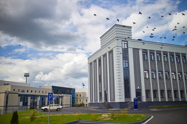 МОСКВСКАЯ ОБЛАСТЬ, РОССИЯ - 4 июня 2022 г.: Вид на новый медицинский комплекс «Истринская городская больница и поликлиника» с современной архитектурой - Irrin0215