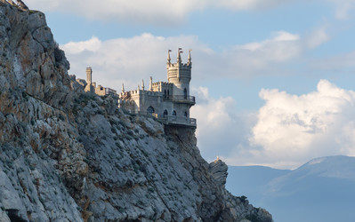 Замок «Ласточкино гнездо» на скале в Крыму — знаменитый архитектурный памятник - IgorKlyakhin