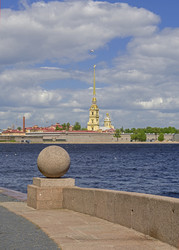 Гранитный шар на набережной Стрелки Васильевского острова на фоне Петропавловской крепости. Санкт-Петербург, солнечный день в конце мая - Wombat