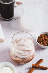 Вкусный модный протеиновый кофе с йогуртом в стакане на столе (вертикальный вид) - Elena Rui