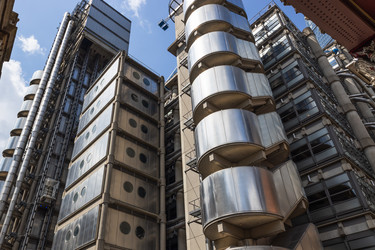 Футуристическая стальная облицовка и бетонные колонны здания Lloyd's в Лондоне демонстрируют знаменитый высокотехнологичный архитектурный стиль Ричарда Роджерса - Tartezy