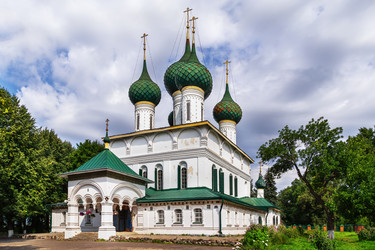 Федоровская церковь в Ярославле, Россия, вид спереди. Величественная многоярусная православная архитектура - borisb17