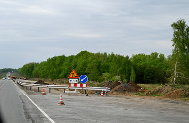 Строительные работы на автомагистрали с участием тяжелой техники в сельской местности в пасмурную погоду - VetalanaS