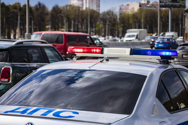Полицейский автомобиль ДПС с проблесковыми маячками на улице Москвы - Xandery