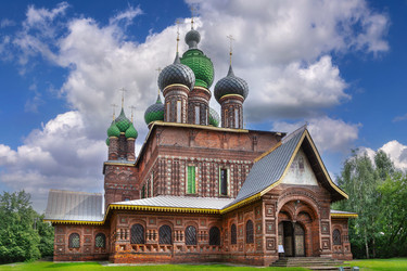 Церковь Святого Иоанна Крестителя в Ярославле, Россия, вид спереди. Православная архитектура из красного кирпича с множеством куполов - borisb17