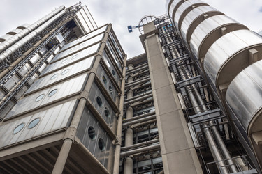 Внешние архитектурные детали здания Lloyd's в Лондоне, на которых изображены металлические трубы и конструктивные элементы - Tartezy