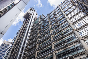 Вид снизу на здание Lloyd's в Лондоне - Tartezy