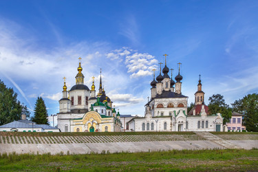 Вид на Прокопийский и Успенский соборы с набережной в Великом Устюге, Россия. Православная архитектура - borisb17