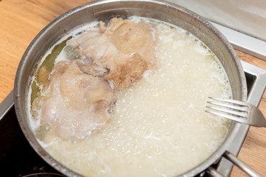 Обед и ужин: рис и куриное мясо, приготовленные в металлической сковороде из нержавеющей стали на домашней кухне - Matroskin