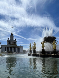 2 мая 2026 г. - Москва, Россия: Фонтан «Дружба народов» на ВДНХ (Выставка достижений народного хозяйства) в Москве, Россия - Tashulia