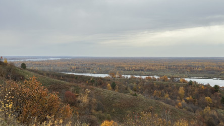 Осенний пейзаж. Пасмурный день, вид на реку Каму и осенний лес - Oksana Shvedkova