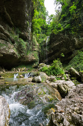 Вид на водопад в Кавказских горах - gumbao