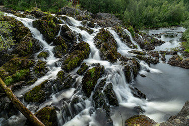 Каскадный водопад Шуонийоки, окрестности поселка Никель, Печенгский район, Мурманская область. Граница России и Норвегии. Длинная выдержка - svesh47