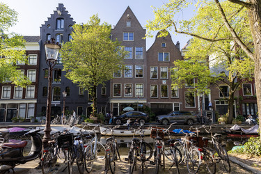 Нидерланды. Амстердам. Велосипеды, припаркованные на набережной канала.
Netherlands. Amsterdam. Bicycles parked along the canal embankment - ffoto-graff