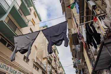 Италия. Неаполь. Белье сохнет на улице между жилыми домами.   Italy. Naples. Clothes Drying Between Houses - ffoto-graff