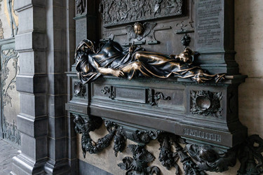 Бельгия. Брюссель. Достопримечательность — Спящий рыцарь. Горельеф Эверарда Серкласа.
Belgium. Brussels. Attraction — Sleeping Knight. Evarard Tserclaes’ High Relief - ffoto-graff