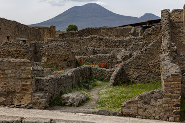 Италия. Помпеи. Руины домов в археологическом парке на фоне Везувия.
Italy. Pompeii. Ancient Ruins Against Mount Vesuvius - ffoto-graff