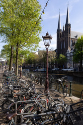 Нидерланды. Амстердам. Велосипеды, припаркованные на набережной канала.
Netherlands. Amsterdam. Bicycles parked along the canal embankment - ffoto-graff