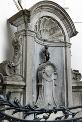 Бельгия. Брюссель. Бронзовая статуя-фонтан Писающий мальчик (Manneken Pis).
Belgium. Brussels. Bronze statue-fountain of the Pissing Boy (Manneken Pis) - ffoto-graff