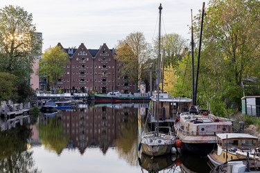 Нидерланды. Амстердам. Канал с плавучими домами и катерами.
Netherlands. Amsterdam. Canal With Houseboats and Motor Boats - ffoto-graff