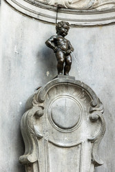 Бельгия. Брюссель. Бронзовая статуя-фонтан Писающий мальчик (Manneken Pis).
Belgium. Brussels. Bronze statue-fountain of the Pissing Boy (Manneken Pis) - ffoto-graff