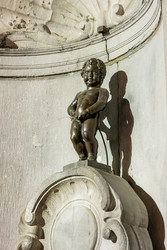 Бельгия. Брюссель. Бронзовая статуя-фонтан Писающий мальчик (Manneken Pis).
Belgium. Brussels. Bronze statue-fountain of the Pissing Boy (Manneken Pis) - ffoto-graff