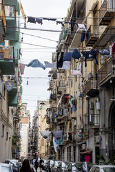 Италия. Неаполь. Белье сохнет на улице между жилыми домами.   Italy. Naples. Clothes Drying Between Houses - ffoto-graff