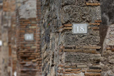 Италия. Помпеи. Номера домов на руинах домов в археологическом парке.
Italy. Pompeii. House Numbers on Ancient Ruins - ffoto-graff