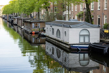 Нидерланды. Амстердам. Канал с плавучими домами и катерами.
Netherlands. Amsterdam. Canal With Houseboats and Motor Boats - ffoto-graff
